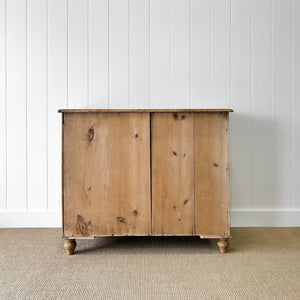 A 19th Century English Chest of Drawers/Dresser