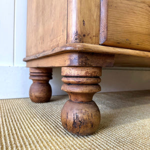 A Good 19th Century English Pine Chest of Drawers/Dresser with Tulip Feet