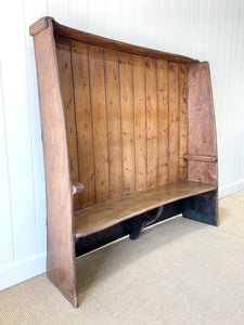 An Early English 19th Century Elm Crescent Settle