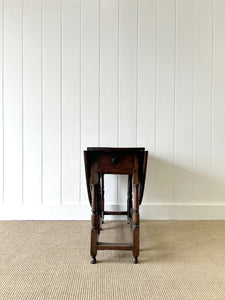 A Very Good Antique English Country Oak Drop Leaf Gate Leg Table