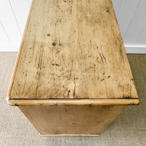 A 19th Century English Pine Chest of Drawers/Dresser with Tulip Feet