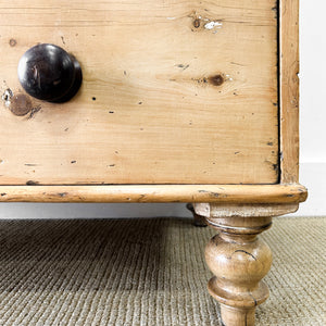 A 19th Century English Pine Chest of Drawers/Dresser with Tulip Feet