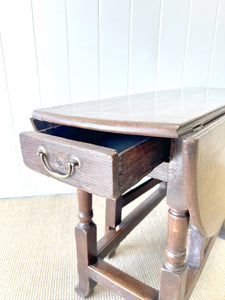 A Very Good Antique English Country Oak Drop Leaf Gate Leg Table