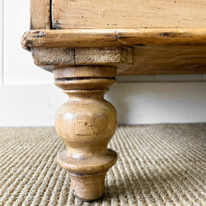 A 19th Century English Pine Chest of Drawers/Dresser with Tulip Feet