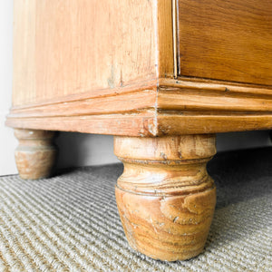 A 19th Century English Pine Chest of Drawers/Dresser with Tulip Feet