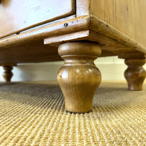 A 19th Century English Pine Chest of Drawers/Dresser with Tulip Feet