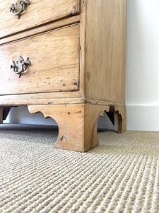 A Georgian English Pine Chest of Drawers Dresser c1810