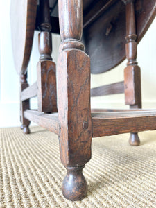 A Very Good Antique English Country Oak Drop Leaf Gate Leg Table