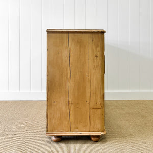 A 19th Century English Chest of Drawers/Dresser