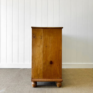 A 19th Century English Pine Chest of Drawers/Dresser with Tulip Feet