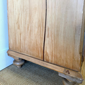 An Antique English Pine Chest of Drawers Dresser Tulip Feet c1890