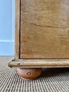 An Antique English Pine Chest of Drawers/Dresser c1890