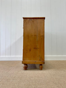 An Antique English Pine Chest of Drawers/Dresser c1890