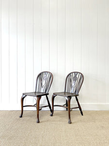 A Set of 5 Windsor Ash and Elm Side Chairs with Cabriole Forelegs and Crinoline Stretcher