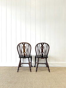 A Set of 5 Windsor Ash and Elm Side Chairs with Cabriole Forelegs and Crinoline Stretcher