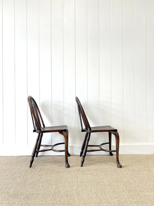 A Set of 5 Windsor Ash and Elm Side Chairs with Cabriole Forelegs and Crinoline Stretcher