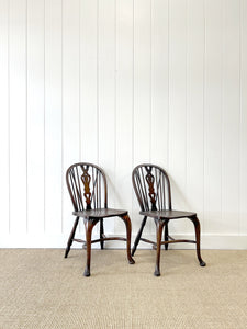 A Set of 5 Windsor Ash and Elm Side Chairs with Cabriole Forelegs and Crinoline Stretcher