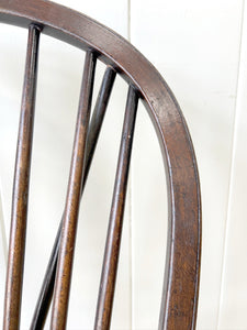 A Set of 5 Windsor Ash and Elm Side Chairs with Cabriole Forelegs and Crinoline Stretcher