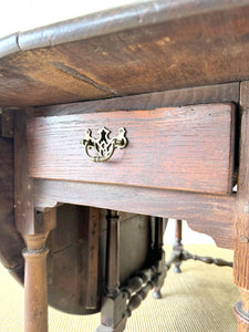 A Very Good and Large Antique English Country Oak Drop Leaf Gate Leg Table