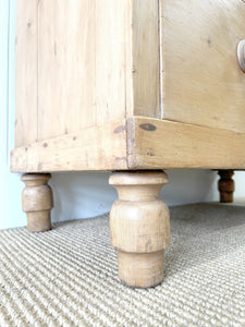 An Antique English Pine Chest of Drawers/Dresser c1890