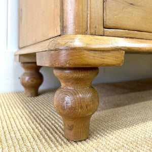 An Antique English Pine Chest of Drawers/Dresser Tulip Feet c1890