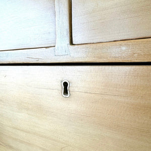 A 19th Century English Chest of Drawers/Dresser