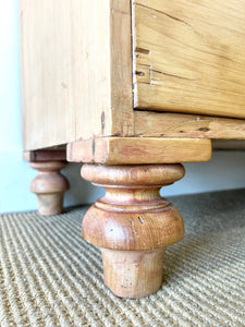 A 19th Century English Chest of Drawers/Dresser