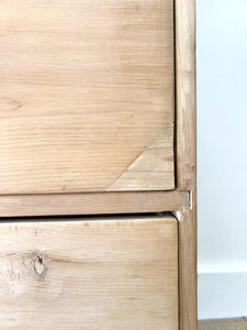 A 19th Century English Chest of Drawers/Dresser