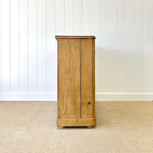 A 19th Century English Chest of Drawers/Dresser