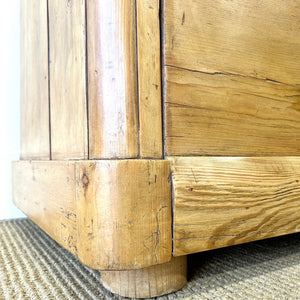 A 19th Century English Chest of Drawers/Dresser