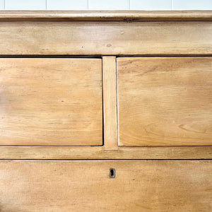 A 19th Century English Chest of Drawers/Dresser