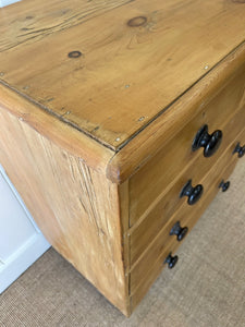 An Antique English Pine Chest of Drawers/Dresser c1890