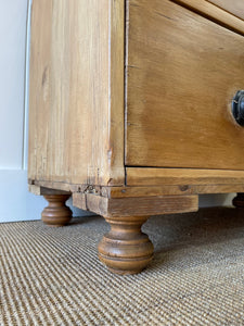 An Antique English Pine Chest of Drawers/Dresser c1890