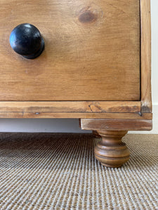 An Antique English Pine Chest of Drawers/Dresser c1890