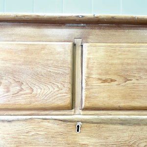 A 19th Century English Chest of Drawers/Dresser with Tulip Feet