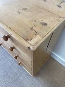 An Antique English Pine Chest of Drawers/Dresser c1890