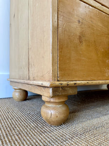 An Antique English Pine Chest of Drawers/Dresser c1890