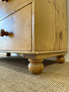 An Antique English Pine Chest of Drawers/Dresser c1890