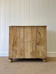 An Antique English Pine Chest of Drawers/Dresser c1890