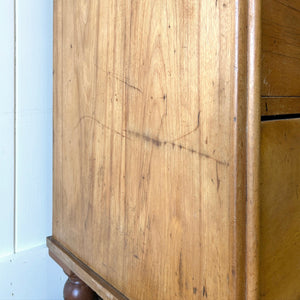 A 19th Century English Chestnut Chest of Drawers/Dresser with Tulip Feet