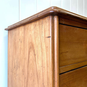 A 19th Century English Chestnut Chest of Drawers/Dresser with Tulip Feet