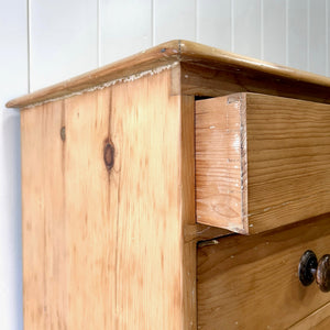 A 19th Century English Pine Chest of Drawers/Dresser