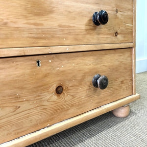 A 19th Century English Pine Chest of Drawers/Dresser