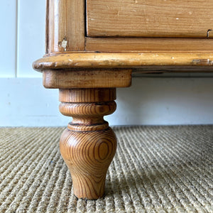 An Antique English Pine Chest of Drawers Dresser Tulip Feet c1890