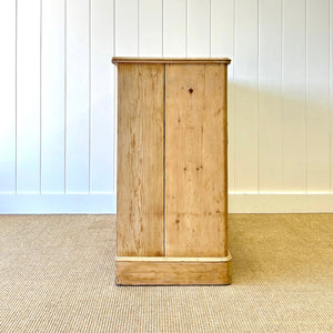 A 19th Century English Chest of Drawers/Dresser