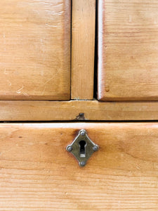 A 19th Century English Chest of Drawers/Dresser