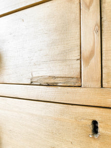 A 19th Century English Chest of Drawers/Dresser