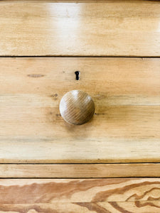 A 19th Century English Chest of Drawers/Dresser