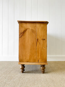 An Antique English Pine Chest of Drawers/Dresser c1890