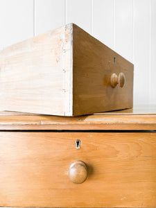 An Antique English Pine Chest of Drawers/Dresser c1890